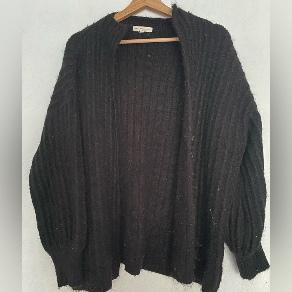 UO TRULY MADLY DEEPLY BLACK KNIT CHUNKY CARDIGAN SIZE MEDIUM